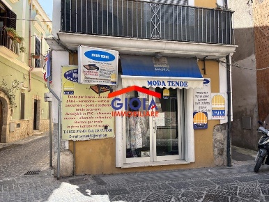 Foto Negozio in via campanile, Mondragone di 50 m² con 1 locali in vendita