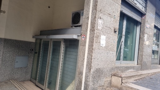 Foto Negozio in via Serafino soldi, Avellino di 270 m² con 2 locali