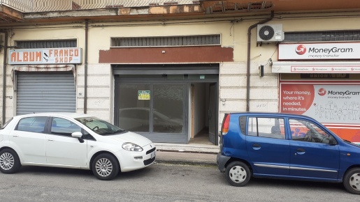 Foto Negozio in Via S. Pugliese, Gioia Tauro di 140 m² in vendita