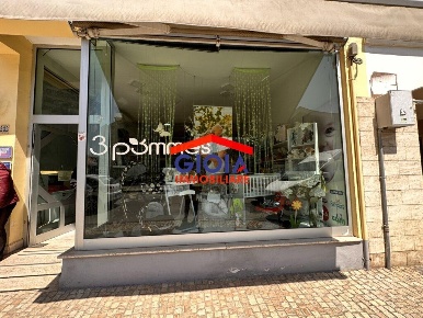 Foto Negozio in VIALE MARGHERITA, Mondragone di 120 m² in vendita