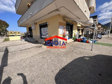 Foto Attività commerciale in via vecchia starza, Mondragone di 130 m²