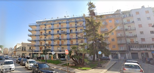 Foto Negozio in Piazza Della Noce 13, Bitonto di 240 m² con 4 locali