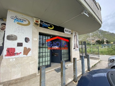 Foto Negozio a Mondragone di 160 m² con 1 locali in vendita