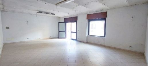 Foto Negozio in via fratelli vicari s.n.c, Castagnole delle Lanze di 59 m²