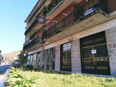 Foto Negozio in Via Dei Greci, Salerno di 550 m² con 2 locali in vendita