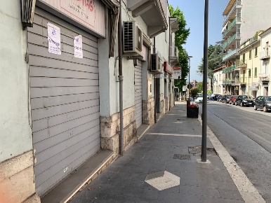 Foto Negozio in Corso Garibaldi, Isernia di 90 m² con 2 locali in affitto