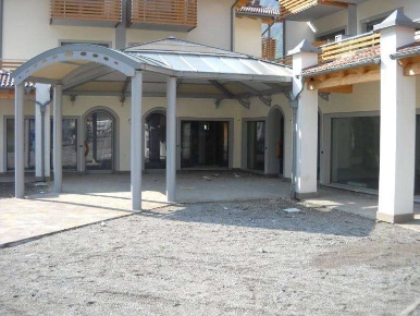 Foto Negozio in Via Giuseppe Garibaldi 141, Storo Centro di 450 m²