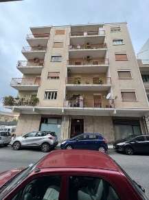 Foto Negozio in Via del Santo, Messina di 180 m² con 2 locali in vendita