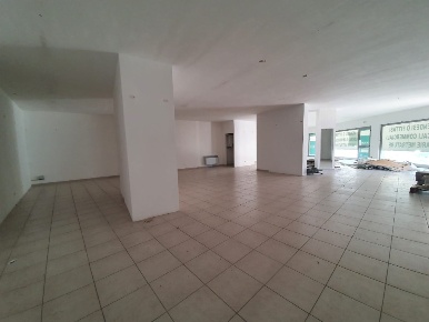 Foto Negozio in Via dell'acquedotto romano, Isernia di 700 m² con 10 locali