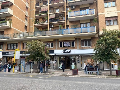 Foto Ufficio in Via dei Papareschi 11, Roma di 176 m² in affitto