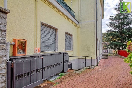 Foto Negozio in via Tonale 14, Varese di 300 m² con 7 locali in vendita