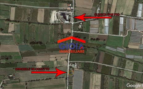 Foto Magazzino in via incaldana, Mondragone di 175 m² con 1 locali