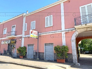 Foto Negozio a Mondragone di 90 m² con 4 locali in affitto
