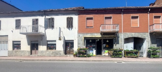 Foto Negozio in via Fratelli Vicari s.n.c, Castagnole delle Lanze di 131 m²