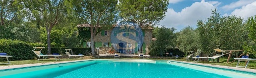 Foto Rustico a Cortona di 350 m² con 14 locali in vendita