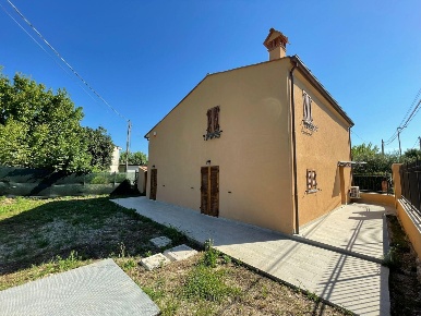 Foto Rustico a Pietrasanta di 180 m² con 5 locali in vendita