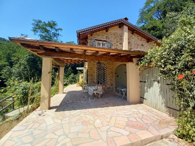 Foto Rustico a Camaiore Camaiore Paese di 110 m² con 5 locali in vendita