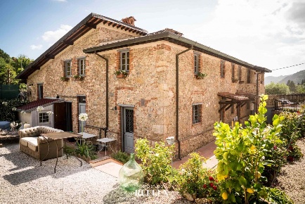 Foto Rustico a Camaiore Camaiore Paese di 600 m² con 16 locali in vendita