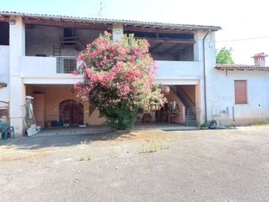 Foto Rustico a Bedizzole Bussago di 1000 m² con 5 locali in vendita