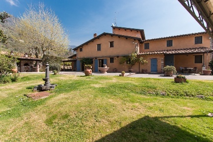 Foto Rustico a Pietrasanta di 470 m² con 15 locali in vendita