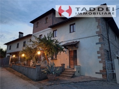 Foto Rustico in MONTEGUFONI, Montespertoli di 450 m² con 10 locali