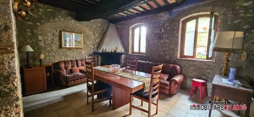 Foto Rustico a Casole d'Elsa di 379 m² con 14 locali in vendita