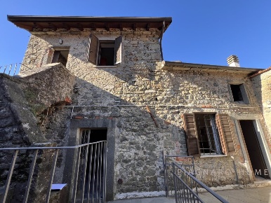 Foto Rustico in Via Caprio, Filattiera Caprio di 191 m² con 5 locali