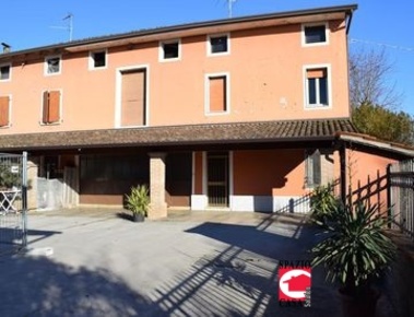 Foto Rustico a Montichiari Centro di 300 m² con 6 locali in vendita