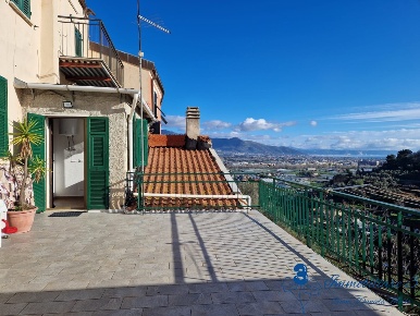 Foto Rustico in via alla Costa, Albenga di 138 m² con 5 locali in vendita