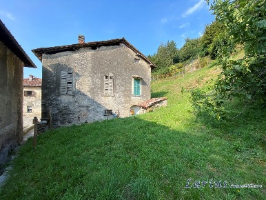 Foto Rustico in via Valle, Valbrona Visino di 358 m² con 7 locali