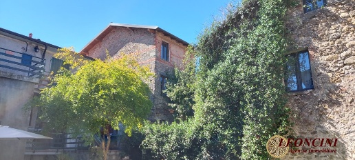 Foto Rustico in Borgo di Cò, Filattiera Centro di 293 m² con 7 locali