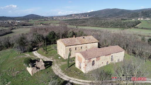 Foto Rustico a Casole d'Elsa di 832 m² con 27 locali in vendita
