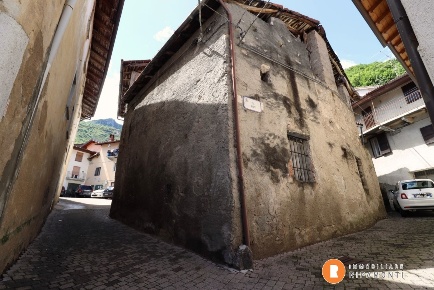 Foto Rustico in Via Ratti, Ballabio Centro di 90 m² con 4 locali in vendita