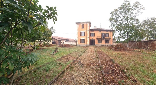 Foto Rustico in Via Castello, Gambarana Centro di 311 m² con 8 locali