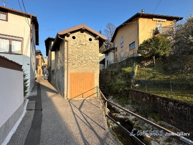 Foto Rustico in via Bragascia, Valbrona Osigo di 153 m² con 4 locali
