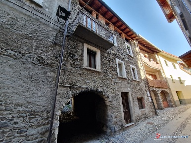 Foto Rustico in Via Canale, Edolo Centro di 160 m² con 6 locali in vendita