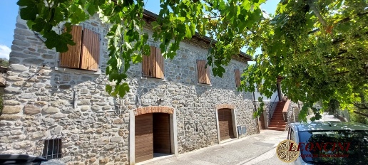 Foto Rustico in Via Volpino, Filattiera Centro di 180 m² con 8 locali