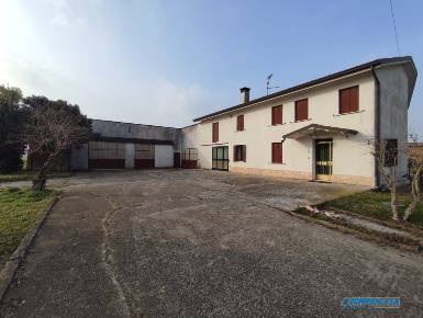 Foto Rustico a Urbana Centro di 200 m² con 12 locali in vendita
