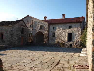 Foto Rustico in Via Costa, Pontremoli di 1100 m² con 14 locali in vendita