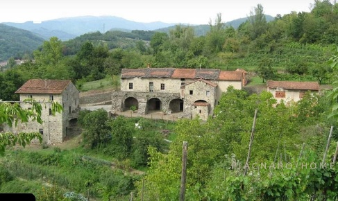 Foto Rustico in Località Casa Pavesi, Pontremoli di 472 m² con 11 locali