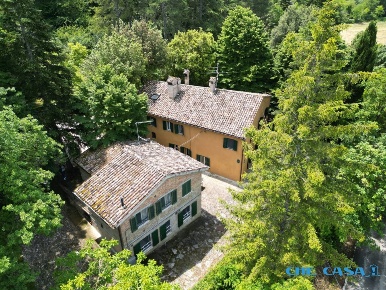 Foto Rustico in Via Monte Corbo, Urbino di 406 m² con 9 locali in vendita