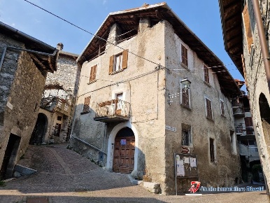 Foto Rustico in Via Sonico, Cerveno Centro di 250 m² con 7 locali