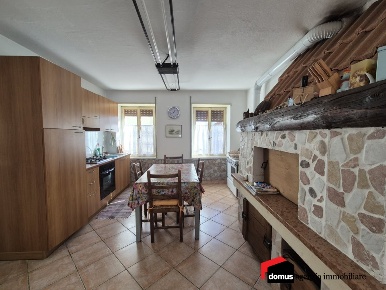 Foto Rustico a Tonezza del Cimone Centro di 250 m² con 3 locali in vendita