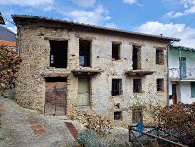 Foto Rustico a Mendatica Centro di 110 m² con 5 locali in vendita