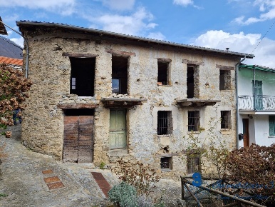 Foto Rustico a Mendatica Centro di 110 m² con 5 locali in vendita