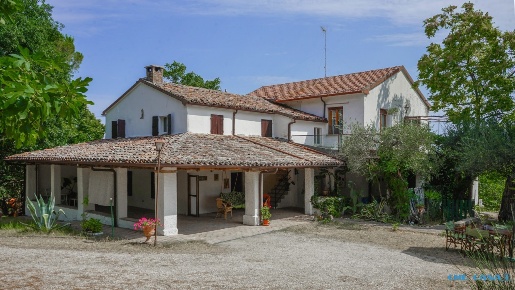 Foto Rustico in Via Il Giardino, Coriano di 350 m² con 14 locali in vendita