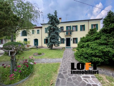 Foto Rustico a Galzignano Terme di 450 m² con 10 locali in vendita