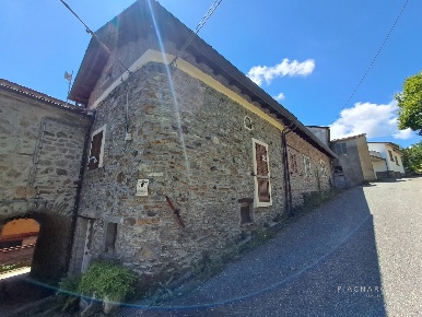 Foto Rustico a Tresana di 198 m² con 10 locali in vendita
