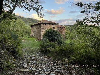 Foto Rustico a Pontremoli Centro di 350 m² con 10 locali in vendita