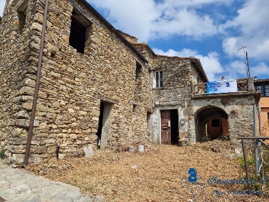 Foto Rustico a Villanova d'Albenga di 230 m² con 15 locali in vendita